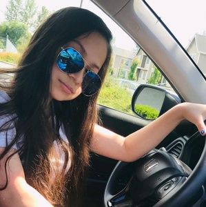 Meet your Posher, Eva